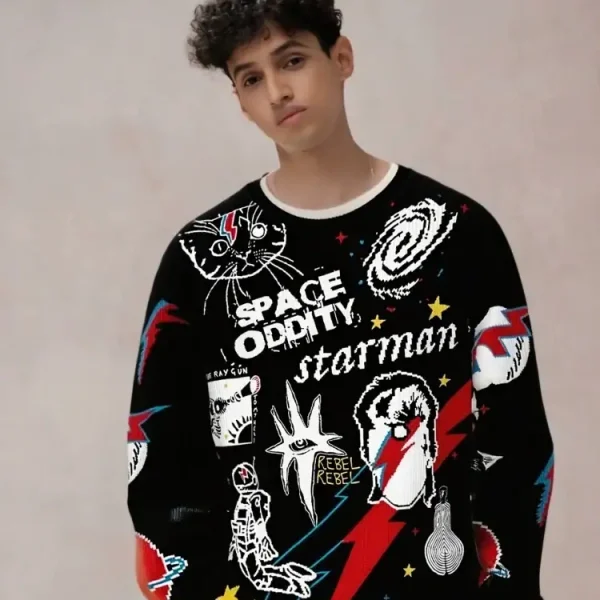 Ein Junge trägt einen Pullover mit Weltraummotiven, Planeten, Astronauten und kosmischen Themen, der die von Wissenschaft und Universum inspirierte Mode illustriert.