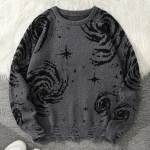 Dunkelgrauer Wollpullover mit schwarzen Sternen- und Spiralemotiven, inspiriert vom Universum und der Wissenschaft.