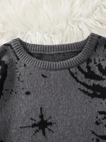 Nahaufnahme eines dunkelgrauen Wollpullovers mit schwarzem Sternmotiv, auf weißem Plüschhintergrund, ideal für wissenschaftliche Dekoration und Mode.