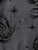 Stoff mit schwarzen Sternen- und Galaxiemustern auf grauem Hintergrund, ideal für wissenschaftliche Dekorationen und kreative Projekte.
