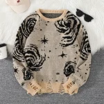 Bequemer Wollpullover mit Sternen- und Mondmotiven, ideal für kalte Tage, in neutralen Farben gestaltet, modisch und warm.