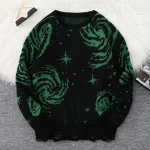 Schwarzer Pullover mit grünen galaktischen Mustern und Sternen, inspiriert von Weltraum und Astronomie, modisches Design für Science-Fans.