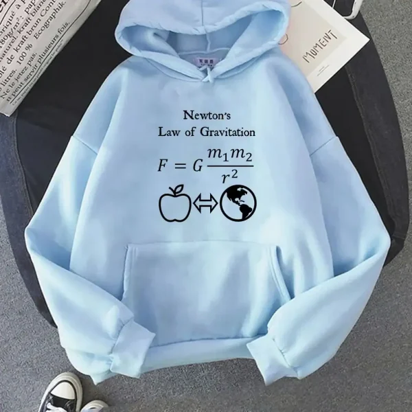 Kapuzenpullover mit Newtons Gravitationsgesetz, das die Gravitationskraft zwischen zwei Massen darstellt, ideal für Wissenschafts- und Physikliebhaber.