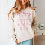 Bequemes Kleidungsstück mit Illustrationen berühmter Frauen in der Wissenschaft, perfekt für Wissenschafts- und Modebegeisterte.