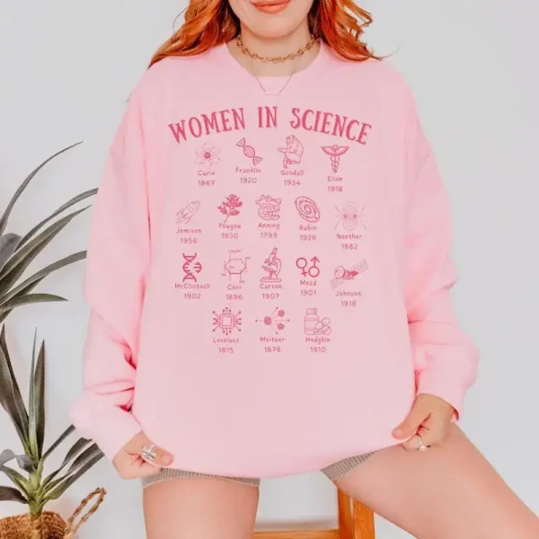 Rosa Sweatshirt mit Motiven von Frauen in der Wissenschaft, das Engagement und Beitrag von Frauen im wissenschaftlichen Bereich illustriert. Perfekt für ein lässiges und engagiertes Outfit.