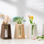 Dekorative Blumenvasen aus Holz und Kunststoff in verschiedenen Designs, ideal für moderne Raumdekorationen.