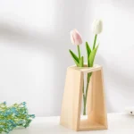 Dekorative Tulpen in einem Holzrahmen, ideal für wissenschaftliche Dekorationen und Geschenke, mit zarten pinken und weißen Blüten in einem minimalistischen Design.