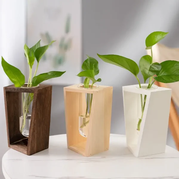 Dekorativer Blumentopf mit Wasserpflanzen in Holz- und Keramik-Designs, ideal für moderne Inneneinrichtung und Pflanzenliebhaber.