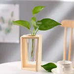Modernes Blumenarrangement in einem einzigartigen Holzrahmen mit Glasvase, ideal für stilvolle Dekorationen.