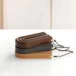 Eleganter Holz-Organizer in drei Farben, ideal für Schreibtischdekoration und Ordnung, mit praktischen Schlaufen zum Aufhängen.