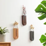 Dekorative Holzblumenampeln mit Pflanzen an der Wand.
