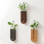 Blumenhalter aus Holz und Metall, modern und stilvoll, ideal für die Dekoration mit Pflanzen. Perfekt für Wohnzimmer, Büro oder Eingangsbereich, um natürliche Akzente zu setzen.