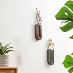Hochwertige wissenschaftliche Dekorationen, inklusive stilvoller Wandvasen aus Holz mit botanischen Elementen, ideal für moderne Wohn- und Arbeitsräume.