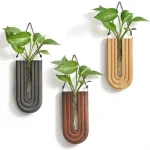 Dekorativer Pflanzenhalter aus Holz und Metall mit grünen Pflanzen, ideal für moderne Inneneinrichtung und Raumdekoration.