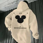 Beiger Kapuzenpullover mit stilisierter Wasserstoffmolekül-Illustration, die die H2O-Struktur darstellt, perfekt für Wissenschafts- und Dekorationsliebhaber.