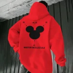 Kleidung mit wissenschaftlicher Illustration eines Wasserstoffmoleküls auf einem roten Kapuzenpullover.