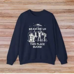 Marineblaues Sweatshirt mit wissenschaftlichem Design, Illustration einer Frau und Tieren, humorvoller Text "Beam me up, this place sucks" für Wissenschafts- und ausgefallene Stil-Liebhaber.