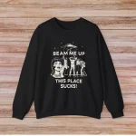 Schwarzes Sweatshirt mit Weltraum-Design, Astronauten, Alien und der Aufschrift "BEAM ME UP, THIS PLACE SUCKS!" für Science- und Weltraumfans.