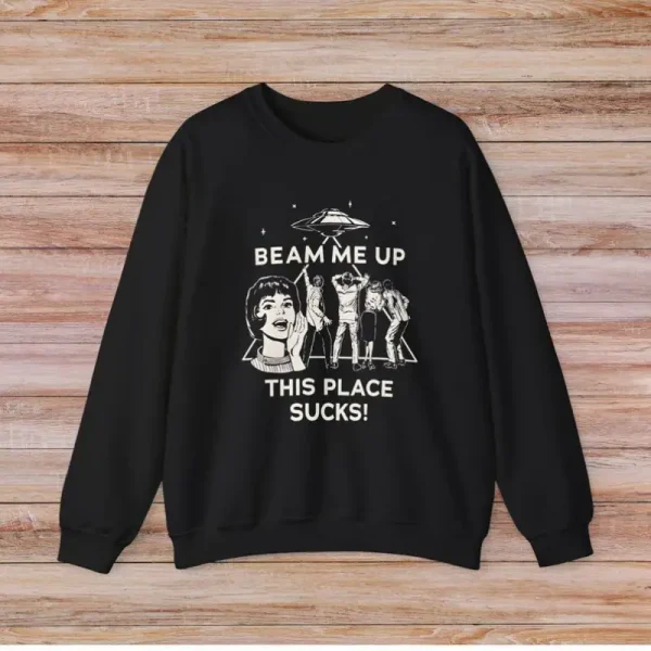 Schwarzes Sweatshirt mit Weltraum-Design, Astronauten, Alien und der Aufschrift "BEAM ME UP, THIS PLACE SUCKS!" für Science- und Weltraumfans.