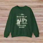 Grünes Sweatshirt mit UFO-Design und humorvollem Text "Beam me up, this place sucks" für Science-Fans und Weltraumliebhaber.