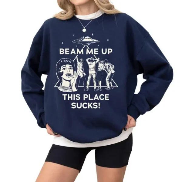 Bequemer dunkelblauer Sweatshirt mit humorvollem Außerirdischen-Design und Text "BEAM ME UP THIS PLACE SUCKS!" für Science-Fan-Mode.