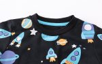 Kinder T-Shirt mit Weltraum-Design, Raketen, Planeten und Sternen, ideal für kleine Astronauten und Wissenschaftsbegeisterte.