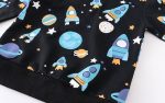 Stoff mit Weltraummotiv, Raketen, Planeten und Sternen, ideal für Kinderkleidung und Dekorationen.