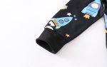 Kinderkleidung mit Weltraummotiv, Raketen und Astronauten, ideal für einen Pullover oder eine Jacke im Weltraumuniversum.