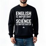 Schwarzer Pullover mit weißem Druck, der den Vergleich zwischen Englisch und Wissenschaft humorvoll darstellt.