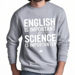 Graues Sweatshirt mit dem Spruch "English is important but science is importanter" in weißer Schrift, ideal für Wissenschafts- und Modefans.