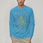 Moderner blauer Pullover mit wissenschaftlichem Motiv, das eine Glühbirne mit dem Wort "idea" zeigt, umgeben von Formeln und Diagrammen, ideal für Wissenschafts- und Technikliebhaber.