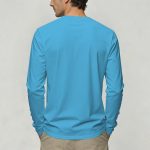 Sportliches Herren-Shirt in Hellblau, bequem und atmungsaktiv, ideal für Freizeit und Sportaktivitäten.