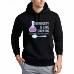 Wissenschaftlicher Kapuzenpullover mit der Aufschrift "Chemistry is like cooking" und einer Illustration von Laborflasche und Löffel, perfekt für Wissenschaftsbegeisterte.