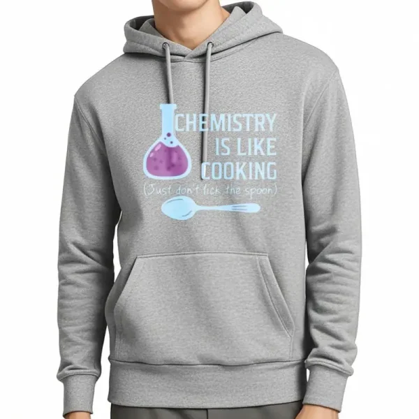 Grauer Kapuzenpullover mit wissenschaftlichem Slogan "Chemistry is like cooking" und illustriert mit einem Kolben und einem Löffel, perfekt für Wissenschafts- und Freizeitmodefans.