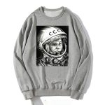Graue Sweatjacke mit schwarz-weißer Abbildung des sowjetischen Kosmonauten Yuri Gagarin, dem ersten Menschen im Weltraum, mit seinem Raumhelm.