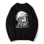 Schwarzes Kleidungsstück mit schwarz-weißer Abbildung von Yuri Gagarin, dem ersten Menschen im Weltraum, in Raumanzug und Helm.