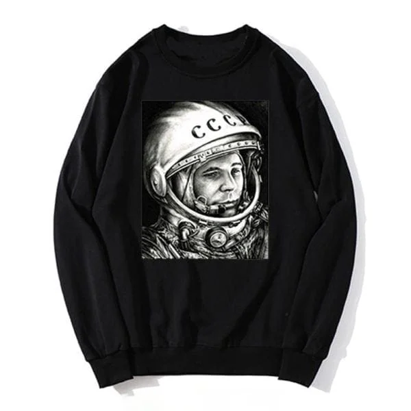 Schwarzes Kleidungsstück mit schwarz-weißer Abbildung von Yuri Gagarin, dem ersten Menschen im Weltraum, in Raumanzug und Helm.