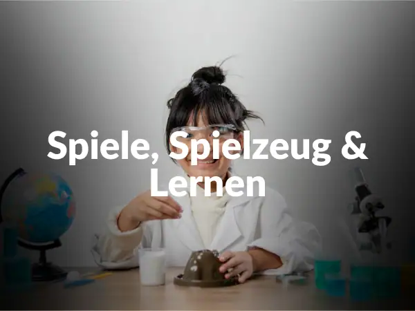 Junge Wissenschaftlerin experimentiert mit einem Modell eines Vulkans, umgekehrt, um das Lernen und die Neugier bei Kindern zu fördern. Perfekt für Bildungs- und Wissenschaftsdekorationen.